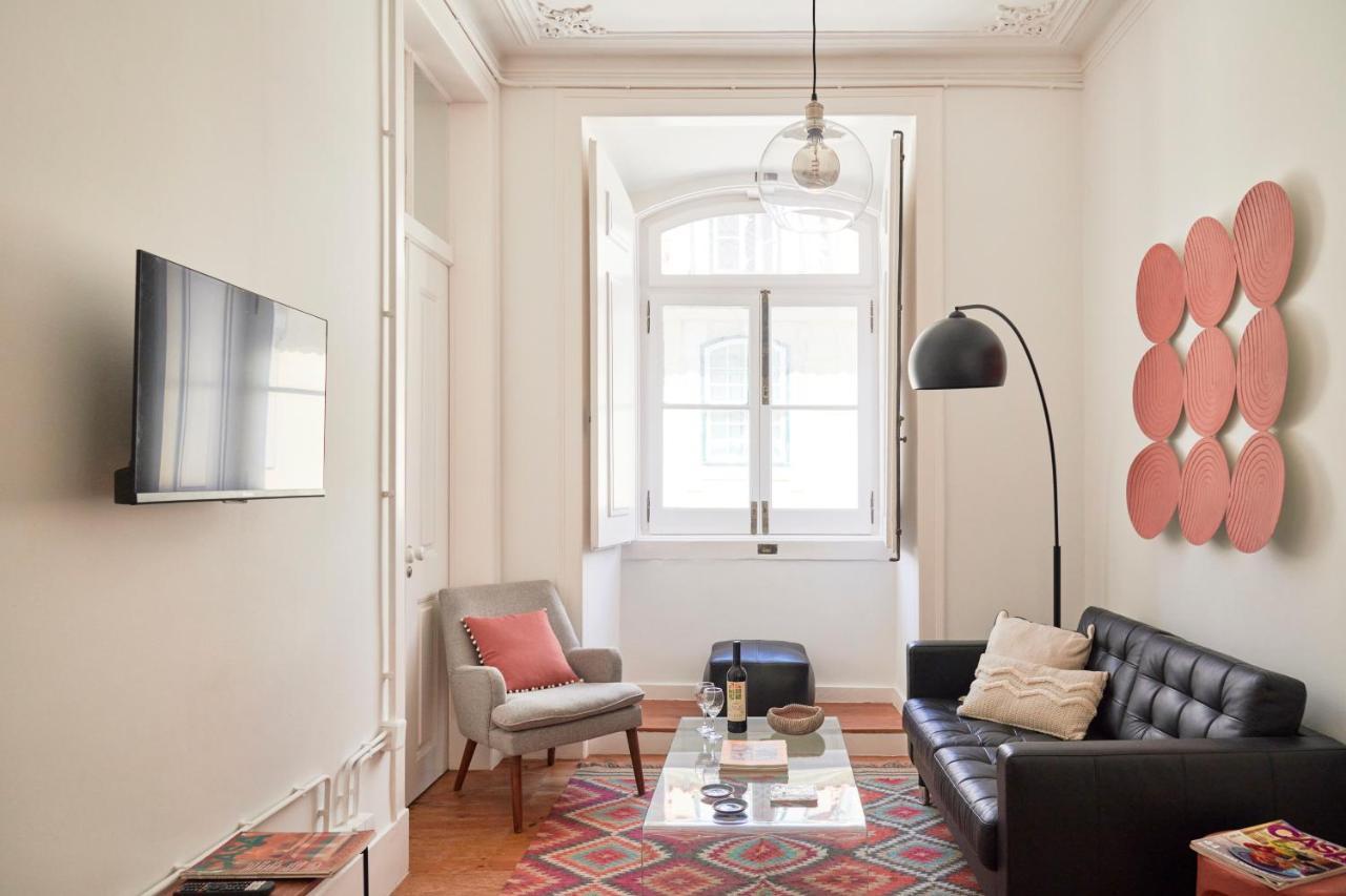 Sunny Pink Street Historical Apt, By Timecooler Lisbona Esterno foto